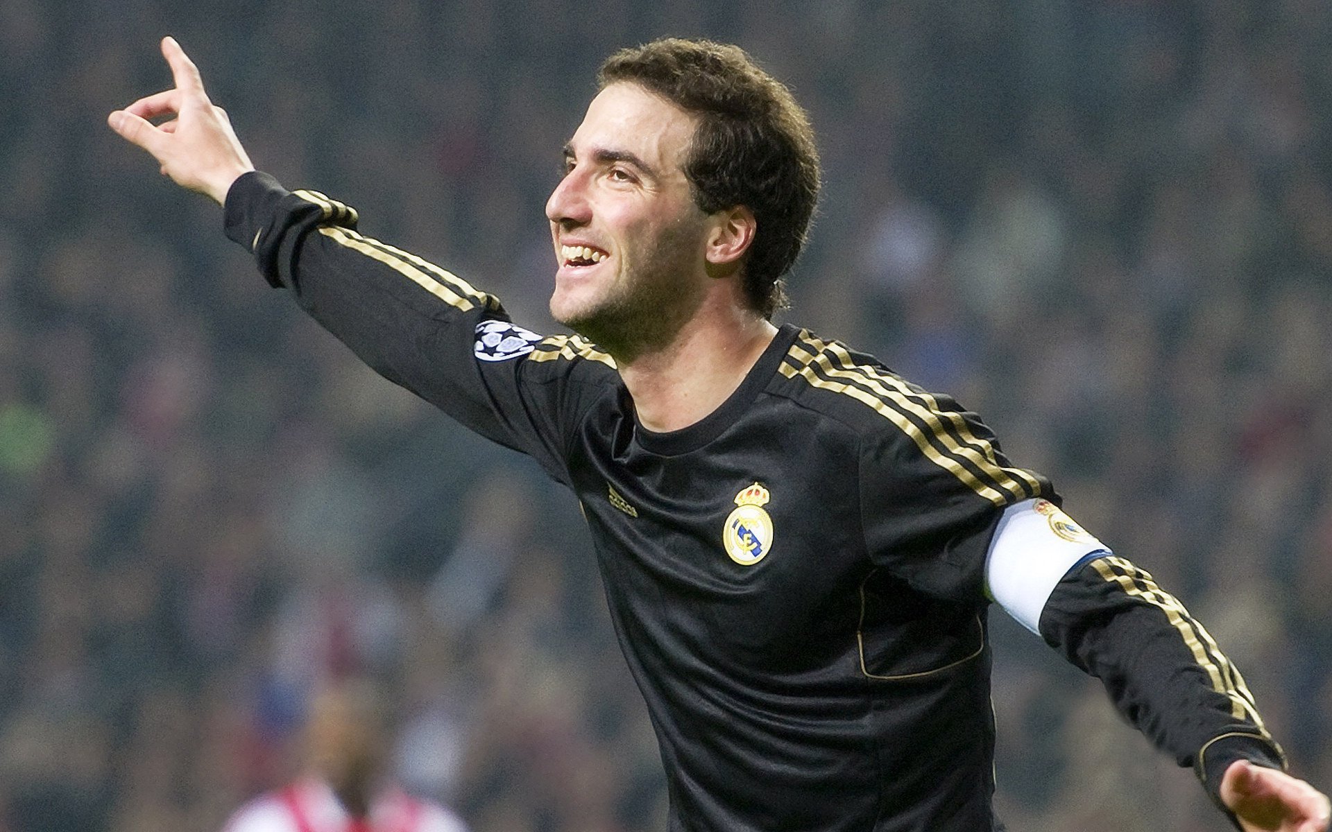 莱万多夫斯基连续二十场比赛得分超过精彩发挥，MAD挑战极限！